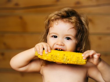 sarı mısır yeme komik küçük çocuk çocuk