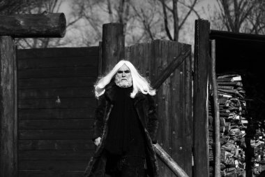 sakallı adam ahşap arka plan üzerinde