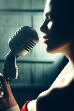 mikrofon ile şehvetli kadın