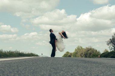 Güzel gelin zarif damat tutar