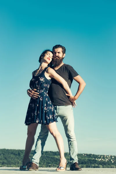 Молодая пара на голубом небе — стоковое фото