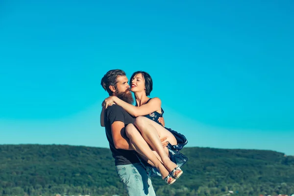 Ungt par på blå himmel — Stockfoto