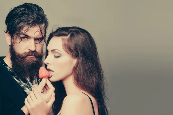 セクシーなカップルは赤いいちごを食べる — ストック写真