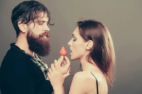 Sexy casal comer vermelho morango — Fotografia de Stock