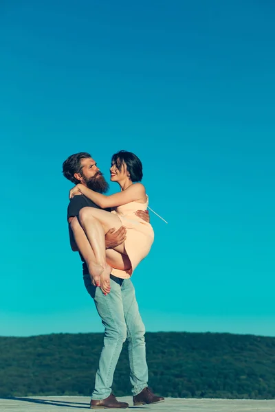 Jovem casal no céu azul — Fotografia de Stock