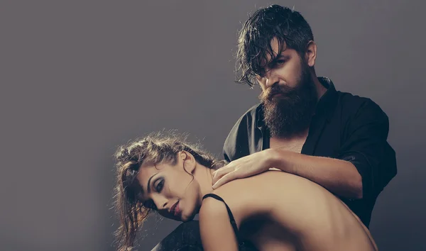 Sexy casal de mulher e barbudo homem — Fotografia de Stock