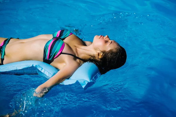 Jonge vrouw met prachtig lichaam — Stockfoto