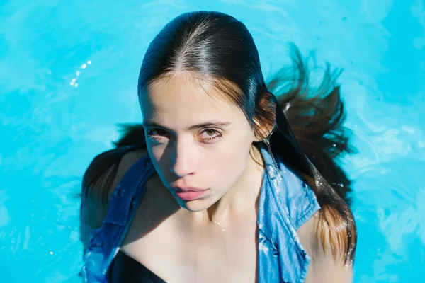 Mujer sexy en la piscina —  Fotos de Stock