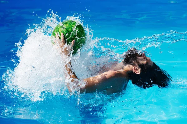 Hombre con sandía en la piscina — Foto de Stock