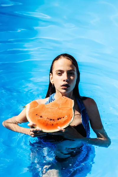 Mujer con sandía en piscina —  Fotos de Stock