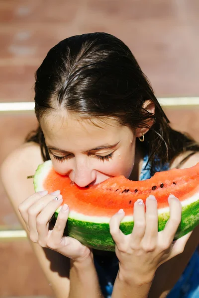 Mulher comendo melancia vermelha — Fotografia de Stock