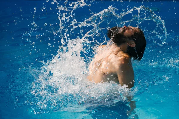 Hombre barbudo en la piscina — Foto de Stock