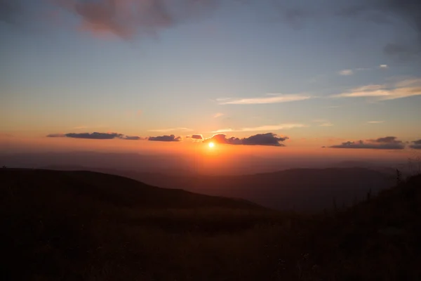 Coucher ou lever de soleil en montagne — Photo