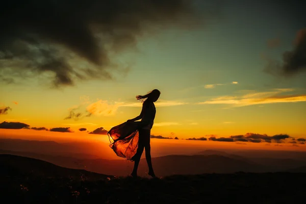 Γυναίκα στο ηλιοβασίλεμα ή sunrise στα βουνά — Φωτογραφία Αρχείου