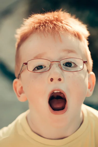 Menino com boca aberta — Fotografia de Stock