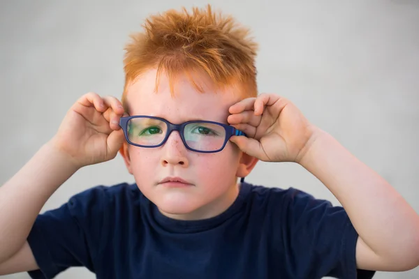 Jongetje in blauwe brillen — Stockfoto