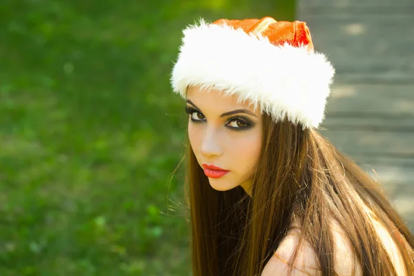 Belle femme en chapeau de Père Noël — Photo