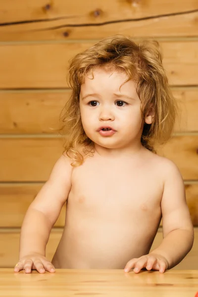 Grappige kleine jongenskind eten gele maïs — Stockfoto