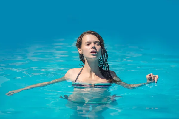 Молода красива жінка в басейні — стокове фото