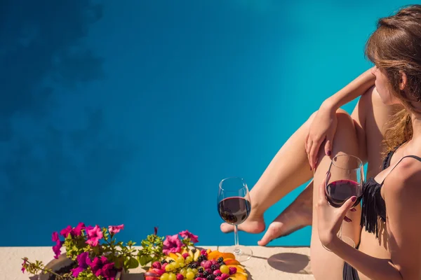 Mooie vrouw relaxen aan zwembad — Stockfoto