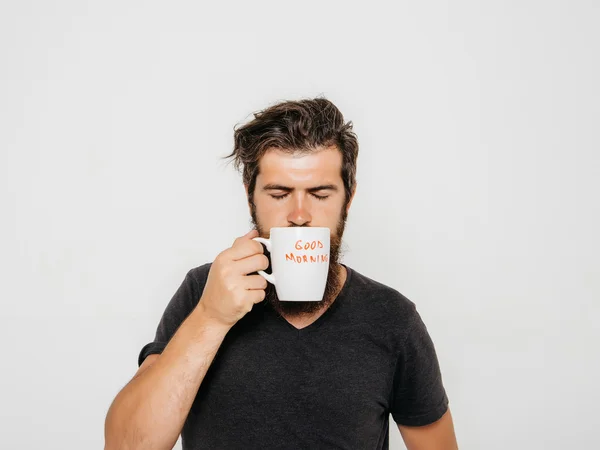 Barbudo hombre serio con taza de café o té — Foto de Stock