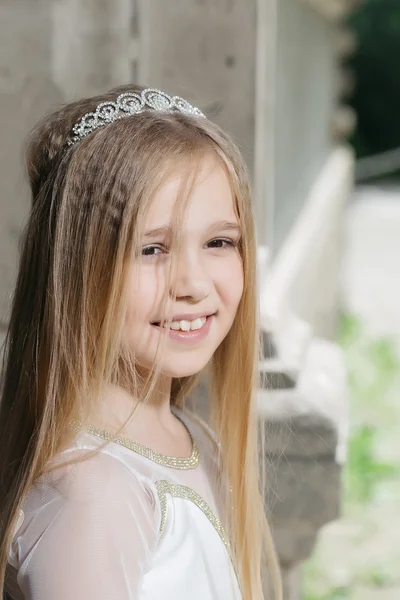Menina pequena na coroa princesa — Fotografia de Stock