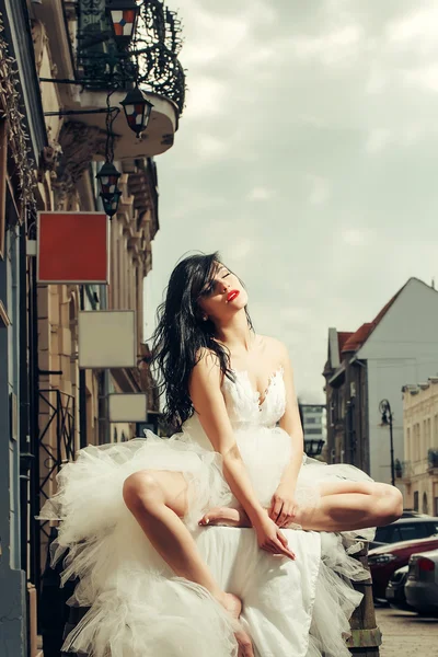 Hochzeit sexy Frau auf Holzfass in der Straße — Stockfoto