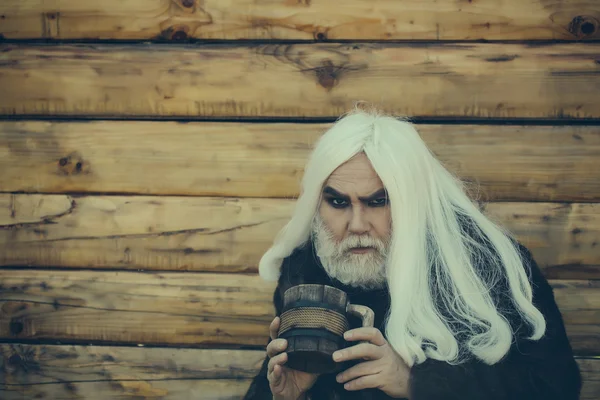 Homme barbu avec tasse en bois — Photo