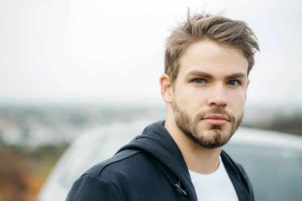 Ungly mädchen aus hübscher kerl