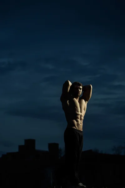 Sexig muskulös macho man på blå himmel — Stockfoto