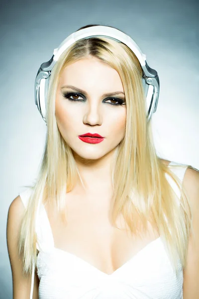 Dívka hezká blondýnka dj sluchátka s červenými rty — Stock fotografie