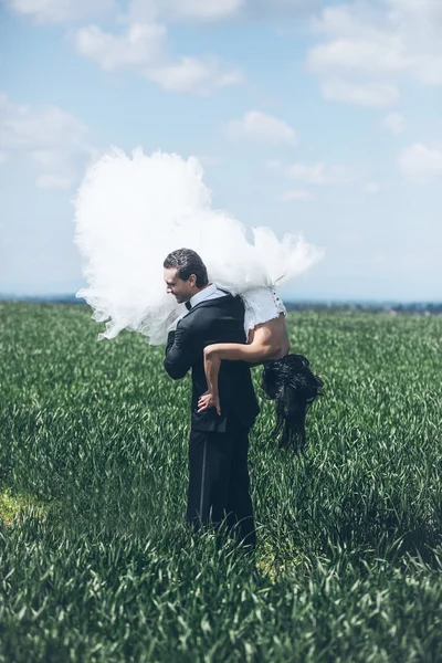 Evlilik çift yeşil çim ve mavi gökyüzü — Stok fotoğraf