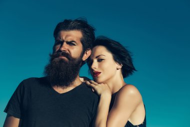 Mavi gökyüzünde genç bir çift