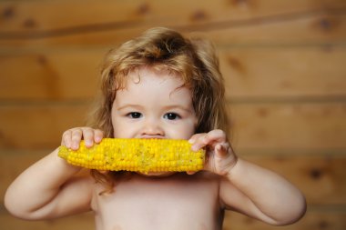 sarı mısır yeme komik küçük çocuk çocuk