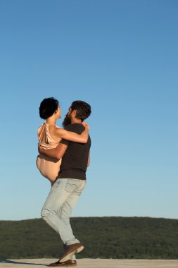 Mavi gökyüzünde genç bir çift