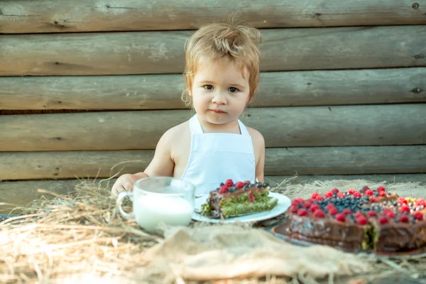 Malý chlapec s ovocem dort — Stock fotografie