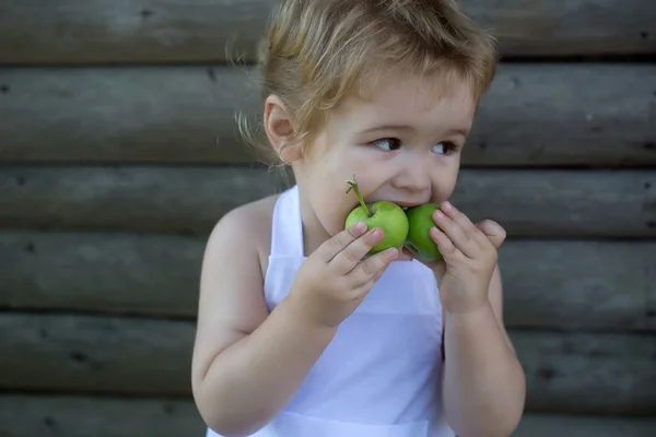Malý chlapec jí Zelená jablka — Stock fotografie