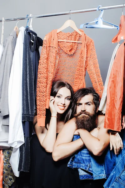 Pareja de moda en armario — Foto de Stock