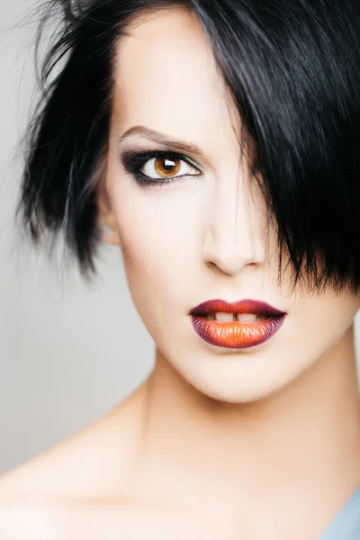 Modische hübsche Frau mit Make-up — Stockfoto