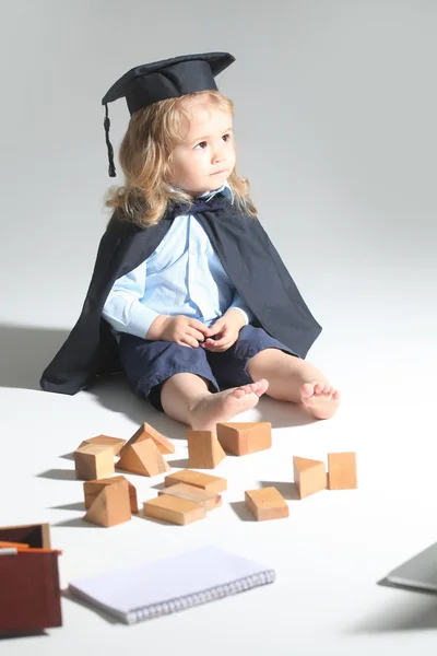 Niño de educación con bloques de madera aislados —  Fotos de Stock