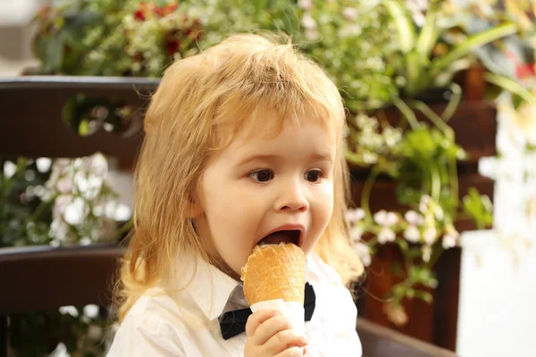 Little boy eats ice cream — Stock Photo, Image