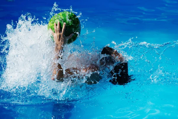 Man met watermeloen in zwembad — Stockfoto