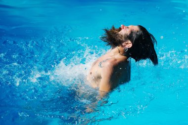 Yüzme havuzundaki sakallı adam