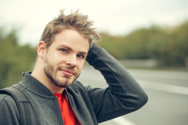 Düşünceli erkek genç sakallı