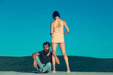 Mavi gökyüzünde genç bir çift