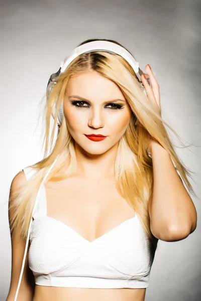 Pretty blonde dg girl in headset with red lips — Stock Photo, Image