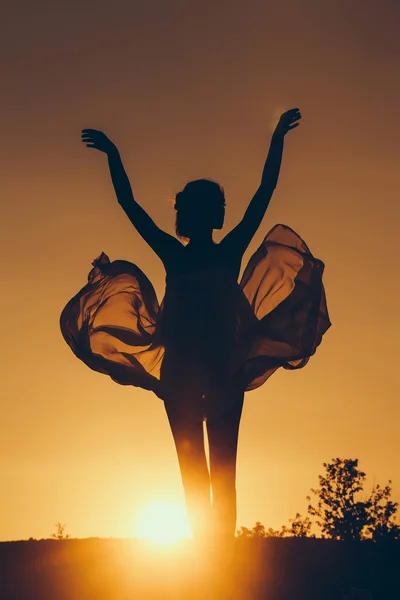 Silhueta de menina sobre o pôr do sol — Fotografia de Stock