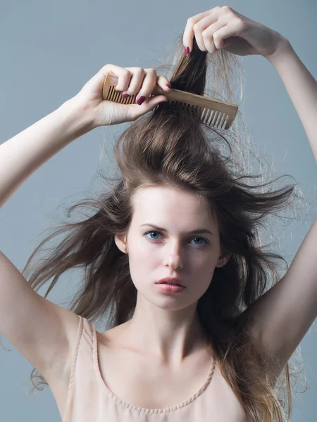 Sexy mladá krásná žena s kartáč na vlasy — Stock fotografie