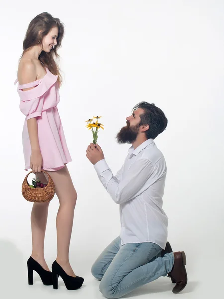Joven pareja hace propuesta con flores aisladas —  Fotos de Stock