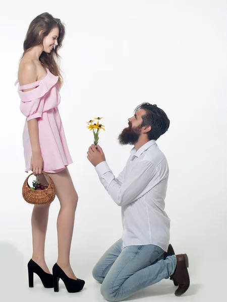 Jovem casal faz proposta com flores isoladas — Fotografia de Stock